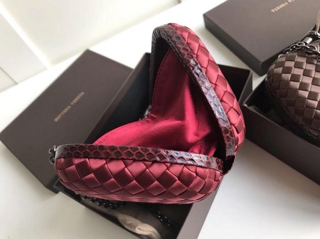 BV original silk chain knot clutch 498478 bordeaux