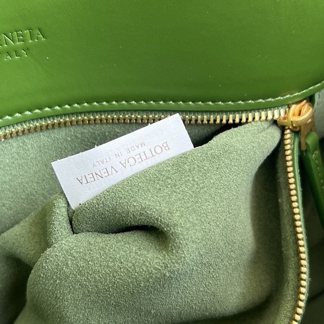 BV original calfskin medium liberta bag 806034 green